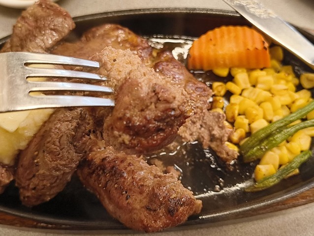 ハンバーグを食べる