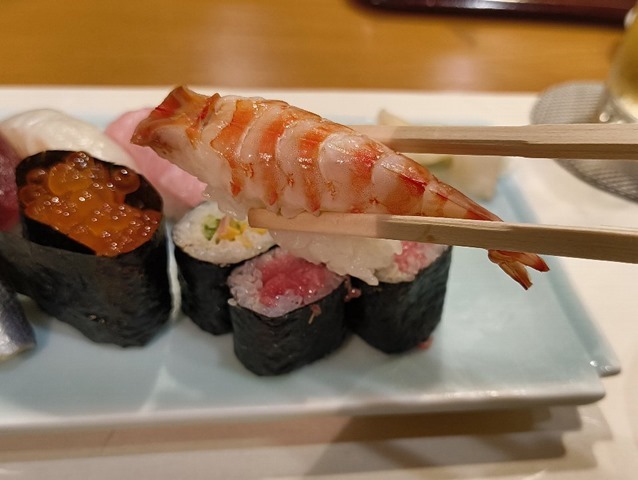 海老のにぎりを食べるのだ