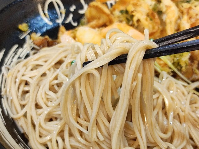 細い蕎麦を手繰る