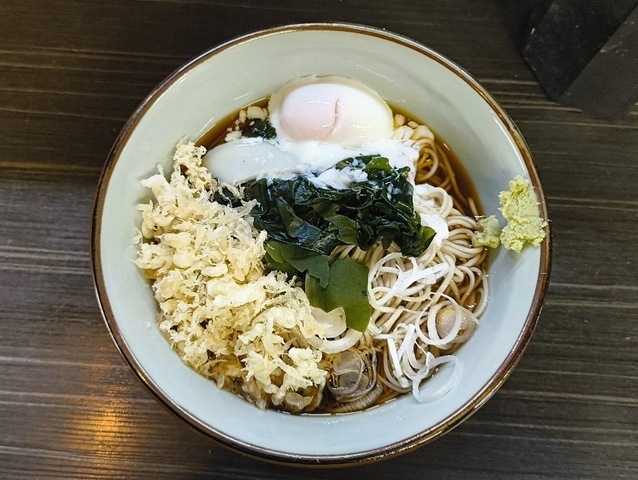 「文殊」の「冷やしたぬきそば」＋「温泉たまご」でランチ。「たぬきそば」故ついてくる「わかめ」と、「温泉たまご」をくずして混ぜ合わせてやる。 これこそ＋「温泉たまご」の出来る技なのだが、それはそれはうまいのであるな（笑）。（文殊 浅草店：浅草一丁目：浅草地下街）