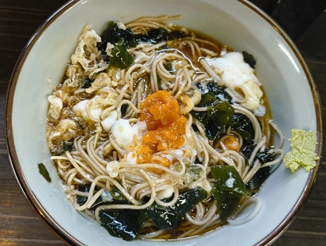 わかめと温泉たまごをくずして混ぜ合わせてやる