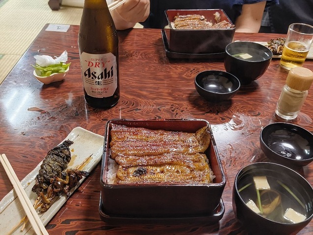 土用の丑の日、『鈴音』で「うな重」と「ひれ焼き」と「きも焼き」を食べたのだが、「うな重なんて年に1回食べればいい」と思っていたのだが、山椒をパラリと振りかけ、ご飯と一緒に頬張れば&hellip;&hellip;いやいや、月に一回は食べてもいいと思ってしまう。 それぐらい、うまいのであるな（笑）。（鈴音：千束通り商店街：浅草五丁目）