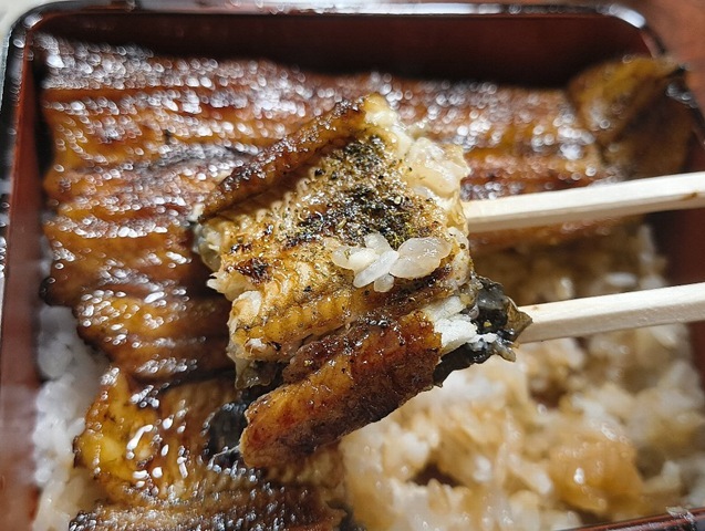 うな重を食べる