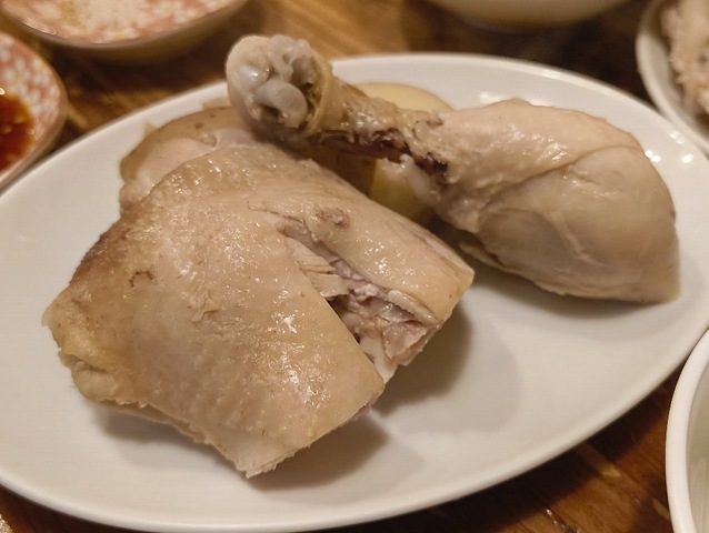 「なると」で「蒸し鶏」（ハーフ）と「センマイ刺し」と「豚足」と「海鮮チヂミ」と「エゴマサラダ」を食べて「冷麺」で〆る。こうして沢山の食べ物が目の前に広がること、そしてそれを食べることが楽しいのだよ、腹は一杯だったけれどもね（笑）。（なると：浅草四丁目）