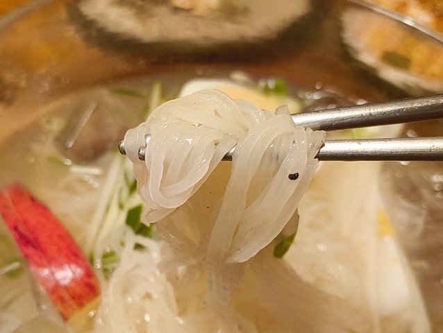 冷麺を手繰る