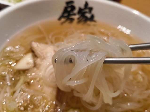 冷麺を食べる