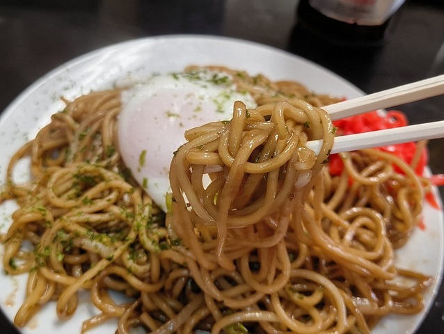 焼そばを手繰る