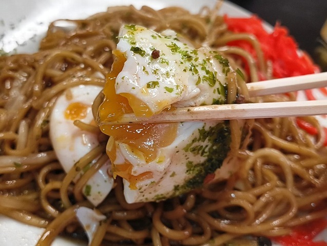 目玉焼きを半分にし焼きそばと一緒に食べるのだ