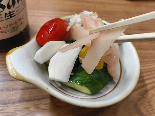 おしんこ盛り合わせを食べる
