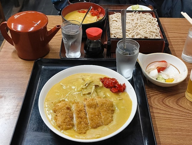 世界一うまい蕎麦屋のカツカレー（ご飯半分）、ライスカレーセット（もり）