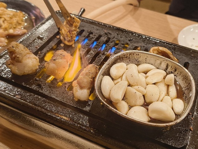 「肉のスタミナ屋」で焼肉をたべたのだ。最近「焼肉」を食べていなかったが、あたしが動かないものだから、 家人がしびれを切らし、息子に「焼肉屋」につれて云って欲しいと頼んだのだ。 息子は直ぐに「肉のスタミナ屋」に予約を取ってくれた。なんと幸せな親なのだろ（笑）。（肉のスタミナ屋：浅草一丁目）
