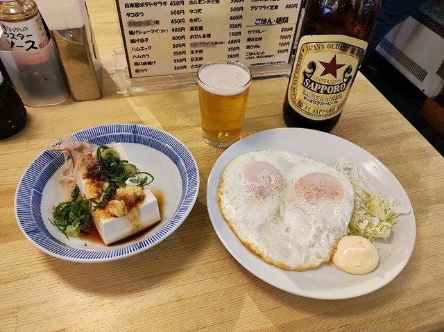 冷奴と目玉焼きで一人呑み