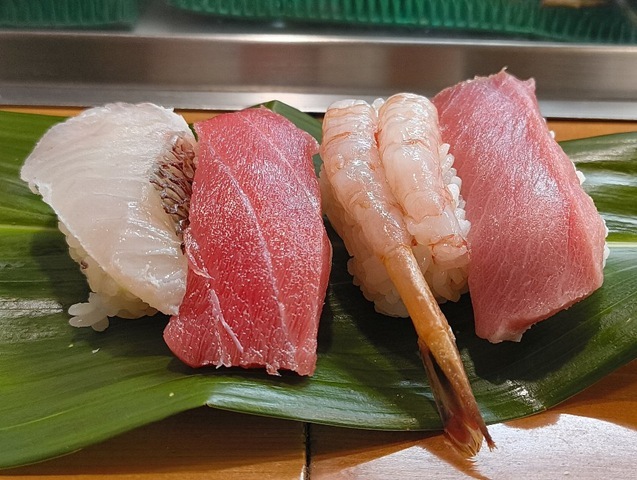 「金太楼鮨 本店」で「一人前」（上）でランチ。休みなので昼間から「ビール」は「黒ラベル」をもらい一人で楽しんだのだ。この処「鮨屋」には足が遠のいていて、もっぱら行くのは「寿司屋」（回転寿司）になってしまっているが、こういう「鮨屋」も無論うまいのだよ（笑）。（金太楼鮨 本店：浅草三丁目）