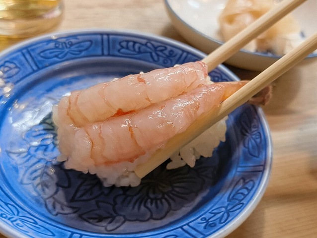 甘えびを食べる
