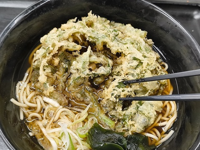 春菊天をズブズブと汁に浸す
