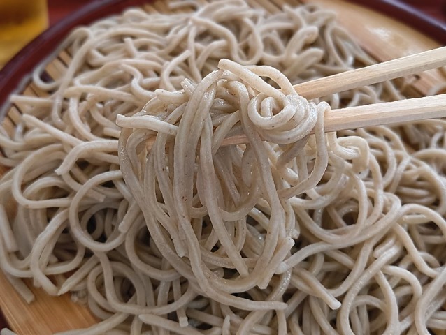 蕎麦を手繰る