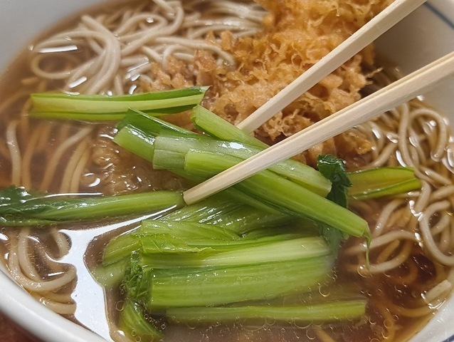 小松菜を食べる