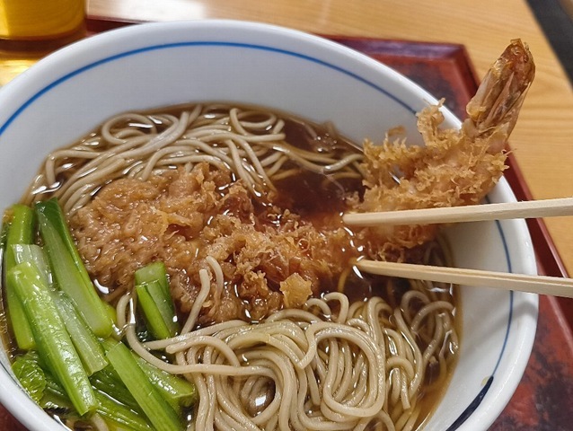 ずぶずぶと海老天を汁に浸すのだ