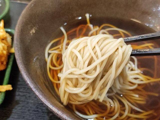 先ずは蕎麦をひと手繰り