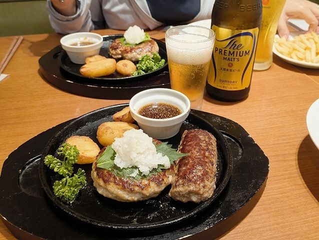 「デニーズ」で「おろしハンバーグ＆BEEFハンバーグステーキ」と「COBBサラダ」と「プレミアム・モルツ」で夕餉。長いのが「BEEFハンバーグ」そして丸いのが「合挽」である。「BEEFハンバーグ」を食べてみるが、これは細切れの「ステーキ」なのだ、か みしめるほどに肉の旨味がやってくるのだ。なるほど、うまいのだよ（笑）。（デニーズ 浅草国際通店：浅草一丁目）