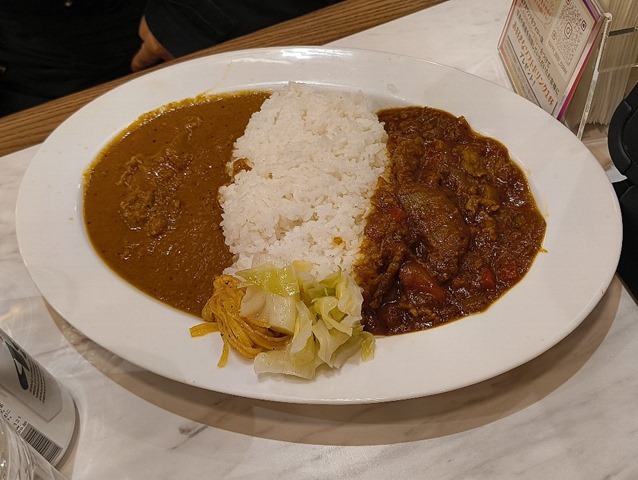 ビーフバターカレーとスパイシービーフカレーのあいがけ