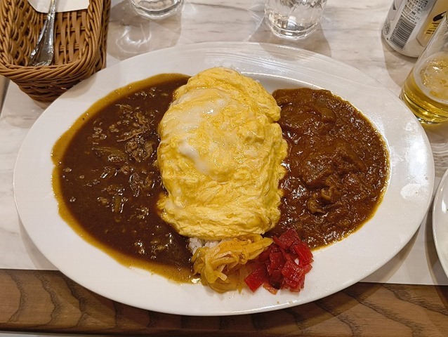 ビーフカレーとスパイシービーフカレーのあいがけ＋おむ玉