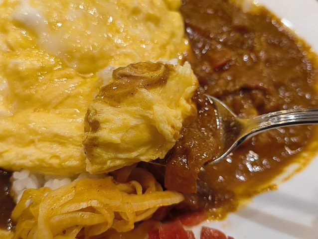 カレーとおむ玉を食べる