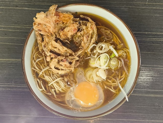 「文殊」で「かき揚げ」＋「生たまご」でランチにしたのだ。「文殊浅草店」は「立ち食い蕎麦屋」業界の至宝だが、熱い「汁」で少し白く濁る白身が好きなのだ。 これを見ないとなにか損をした気になるが、今日もうまいのだよ（笑）。（文殊 浅草店：浅草一丁目：浅草地下街）