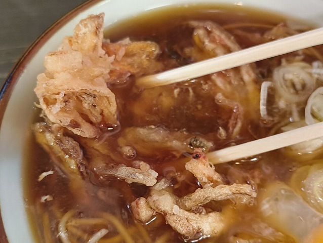 かき揚げを汁に浸してやる