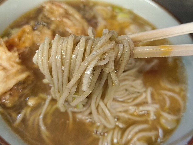 たまごを絡めて蕎麦を手繰る