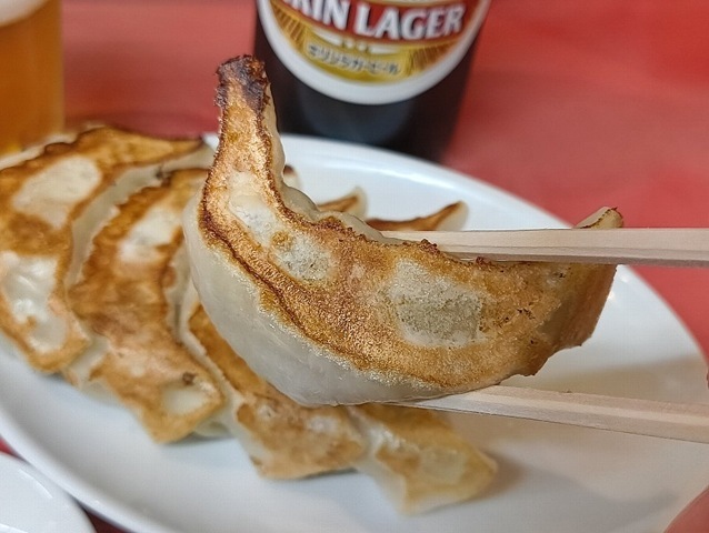 餃子を食べる