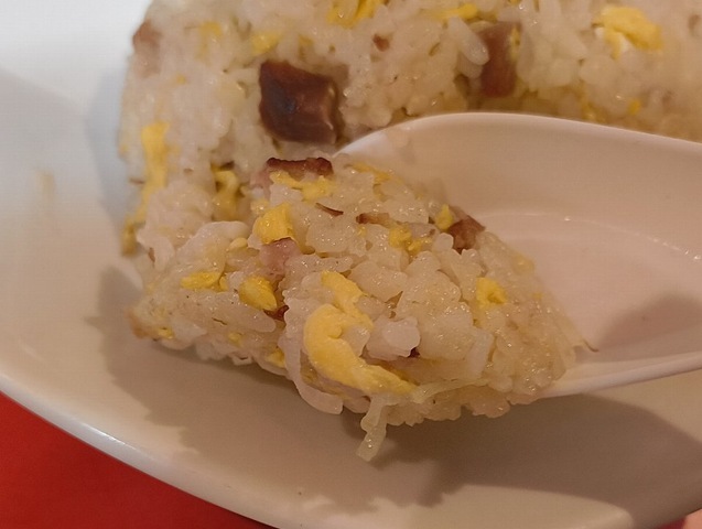 チャーハンを食べる