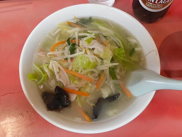 「中華 珍満」で「タンメン」と「餃子」と「チャーハン」と「キリンラガー」の大瓶（633ml＝大人の義務教育）でランチにしたのだ。次々に出て来る注文品に品良くかぶりついたのだが、「珍満」は全てがうまいのだよ（笑）。（中華 珍満：上野三丁目）