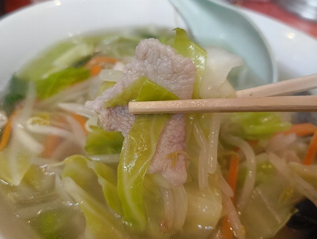 タンメンの野菜を食べる