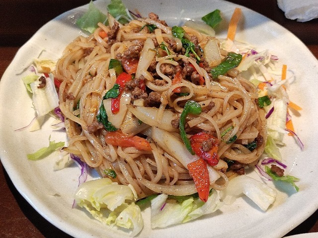 クィッティオ パット キーマオ（酔っ払いも目が覚める辛い焼きそば）