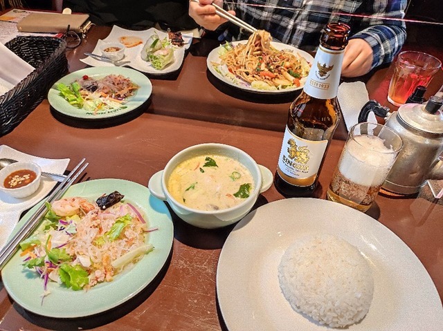 ビールのあるランチの食卓