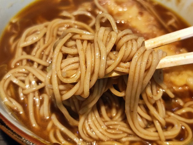 蕎麦を手繰れば、蕎麦にカレーが絡まるハイブリッドのうまさ