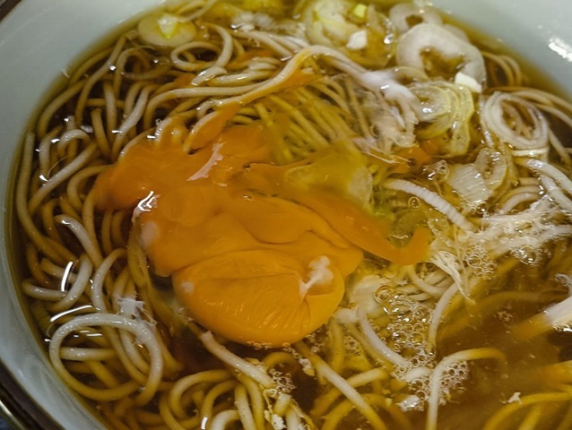 たまごを蕎麦に散らす