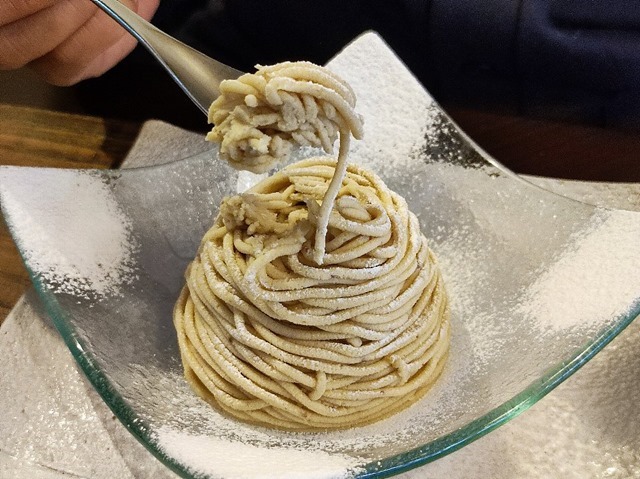 モンブランデゼルを食べる