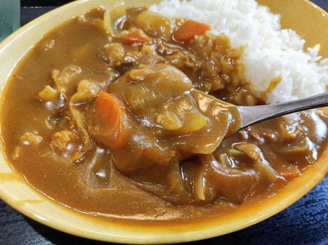 カレーを食べる