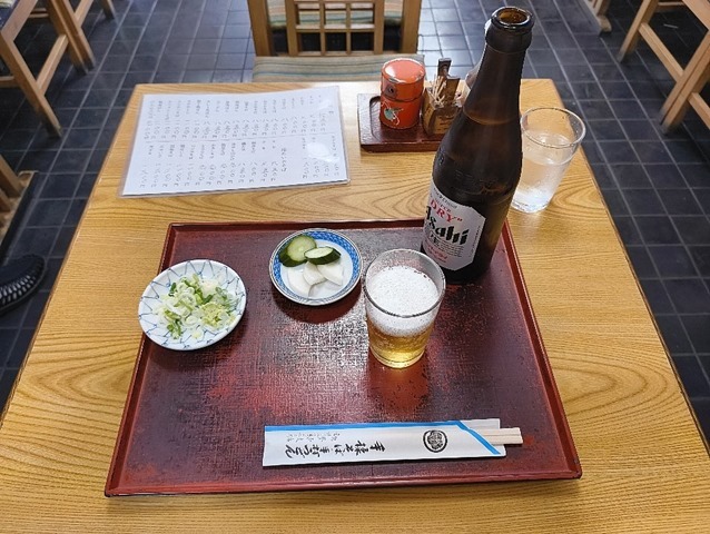 お新香とねぎにビールとお手元