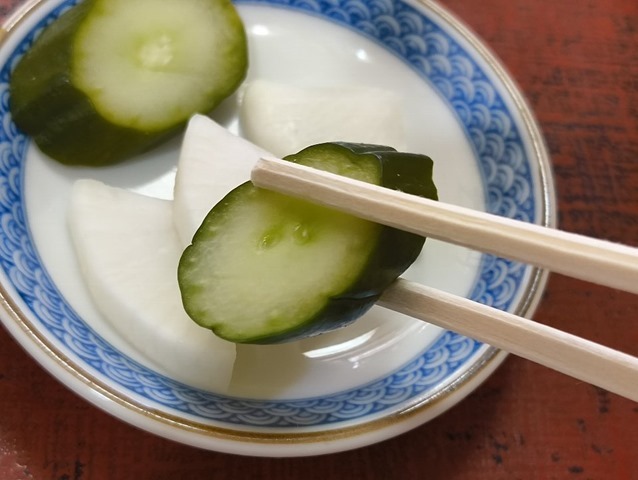 お新香（きゅうり）を食べる