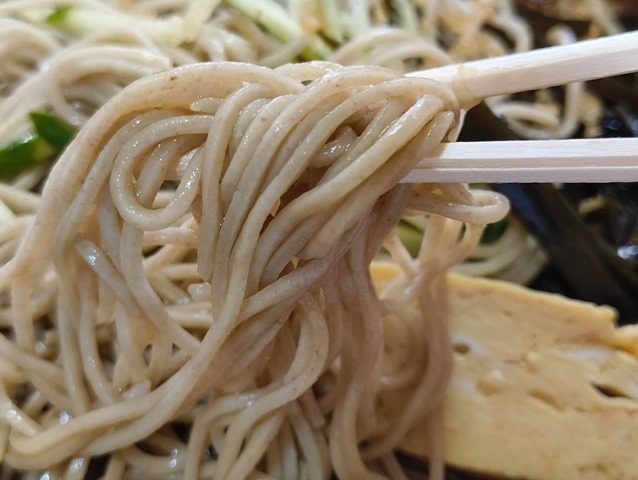 蕎麦を手繰る