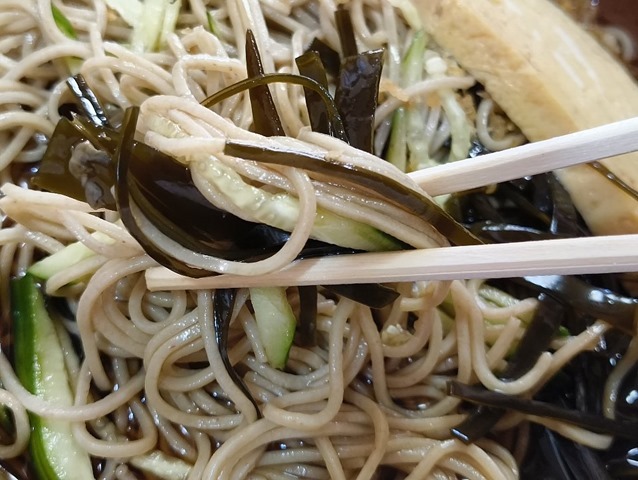 きゅうりと昆布と蕎麦を一緒に食べる