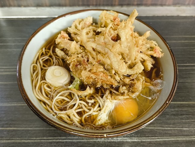 天玉そば（かき揚げそば＋生たまご）