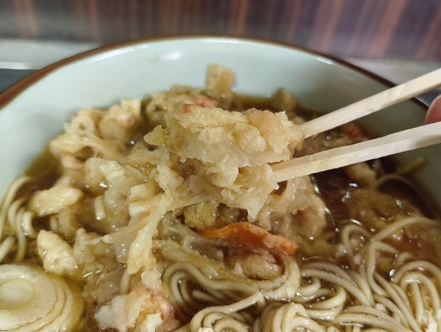 かき揚げを食べる