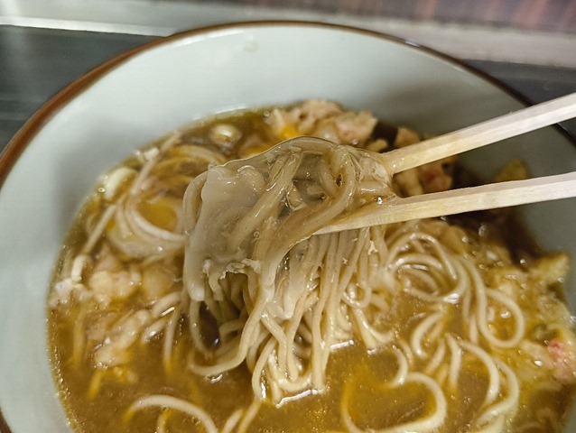 白身がまだ少し生のままで残ったものを蕎麦と一緒にすする