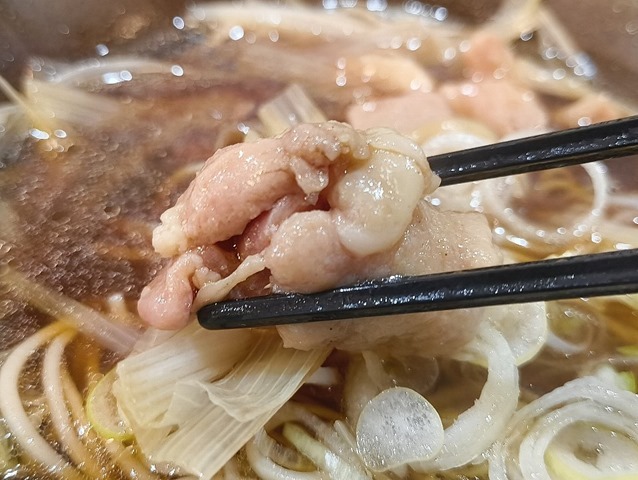 角切りの鴨肉を食べる
