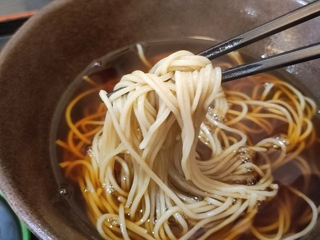 蕎麦を手繰る