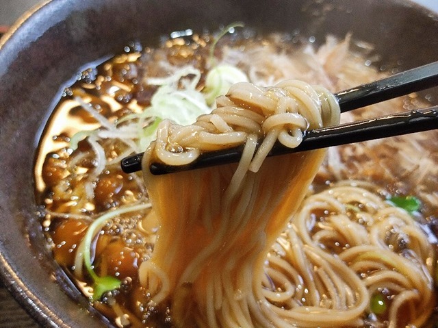 蕎麦を手繰る